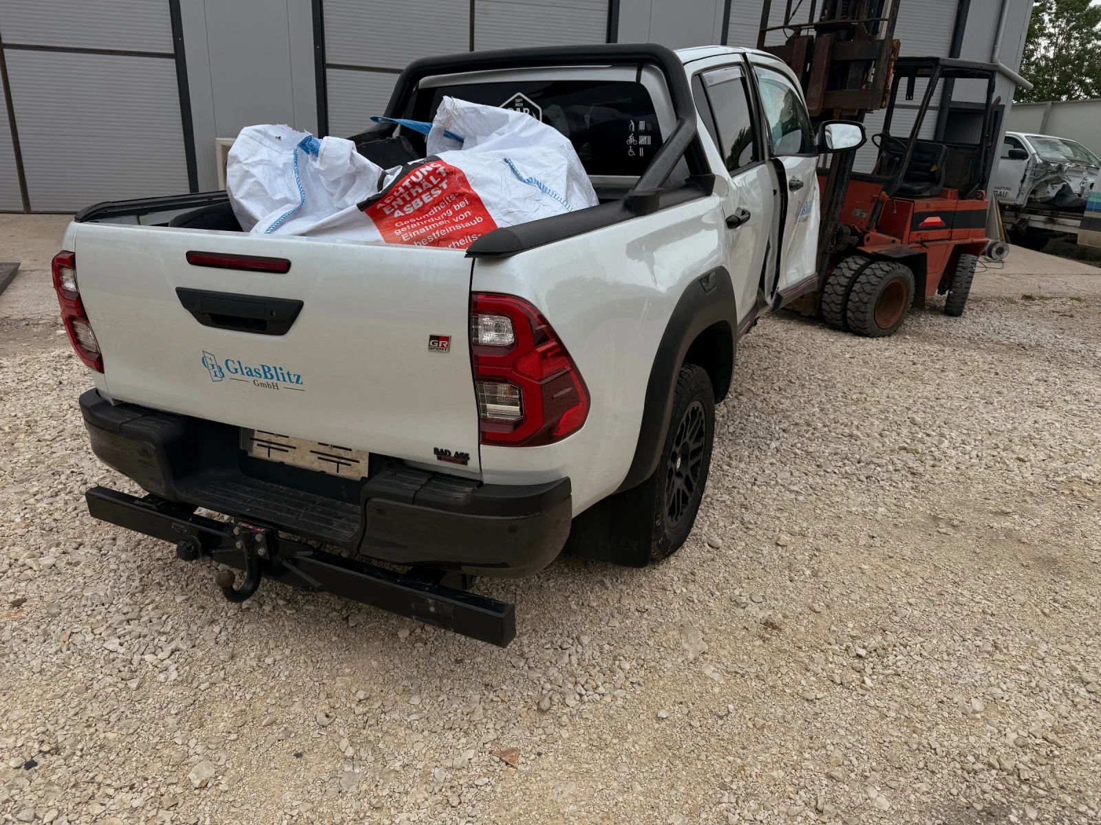 Toyota Hilux 2, 8D GR SPORT DC 4X4 - изображение 8