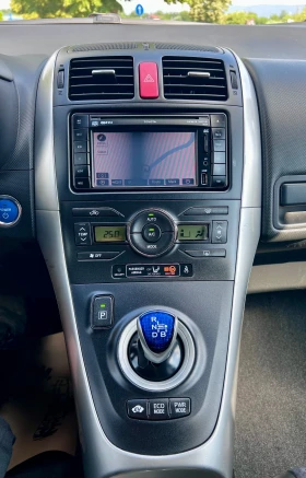 Toyota Auris Hybrid, снимка 10