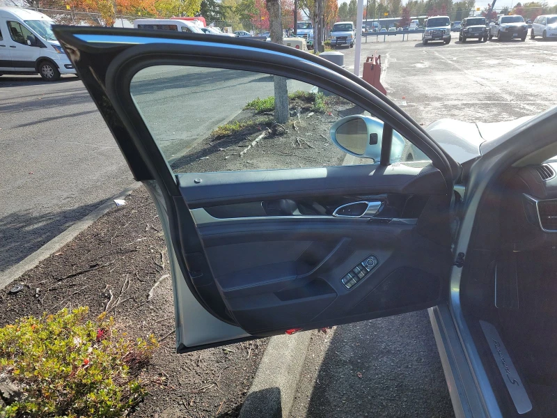 Porsche Panamera S* E-HYBRID* LANE ASSIST* BOSE* ВАКУМ* ОБДУХ* 360 , снимка 14 - Автомобили и джипове - 52296462