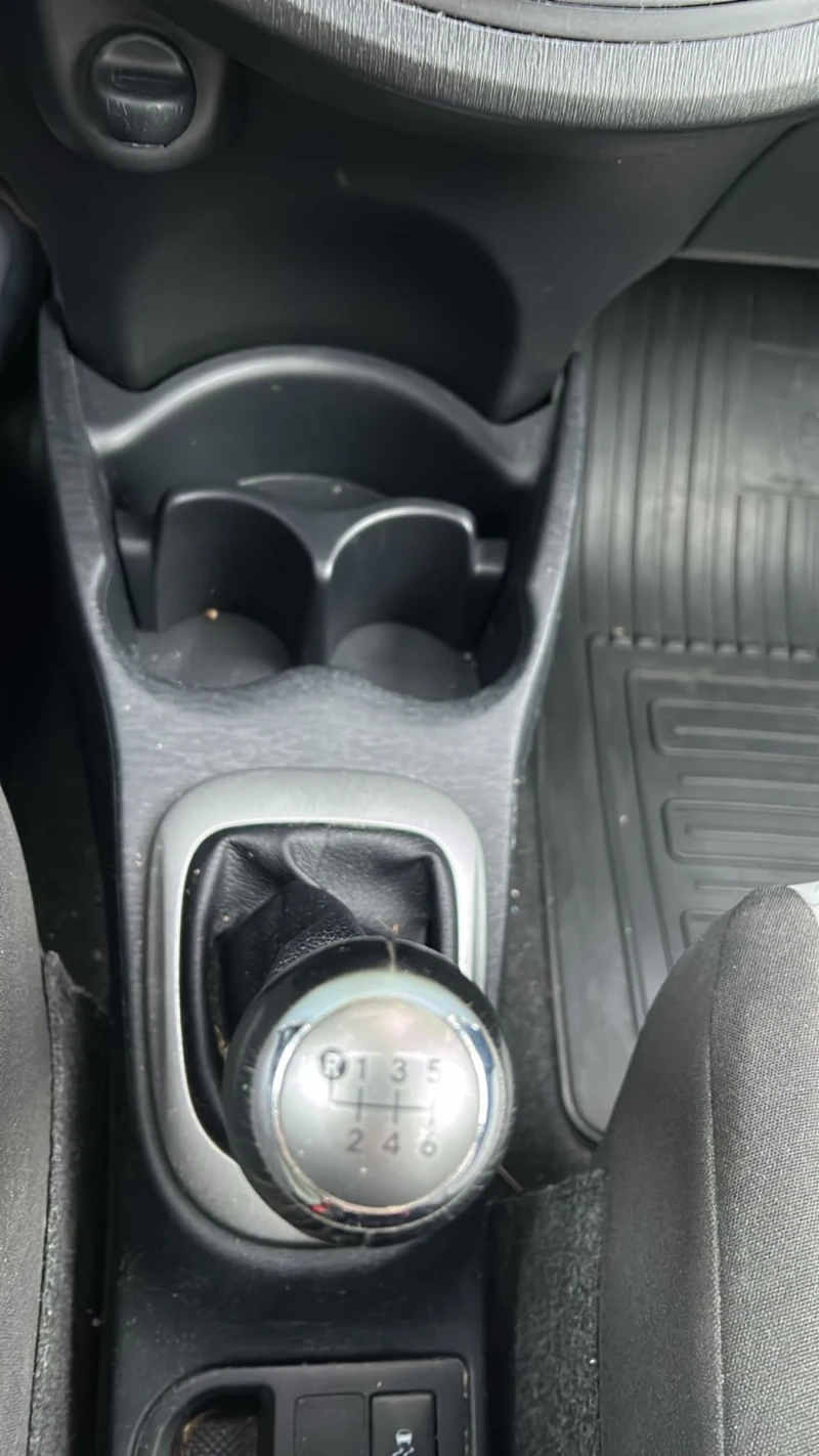 Toyota Yaris 1.3, снимка 5 - Автомобили и джипове - 52887055