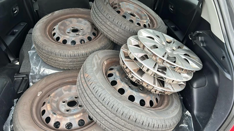 Toyota Yaris 1.3, снимка 6 - Автомобили и джипове - 52887055