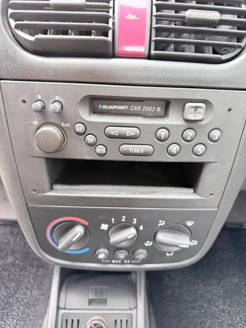 Opel Corsa 1.2 гаражна първи собственик в България, снимка 11 - Автомобили и джипове - 53101569