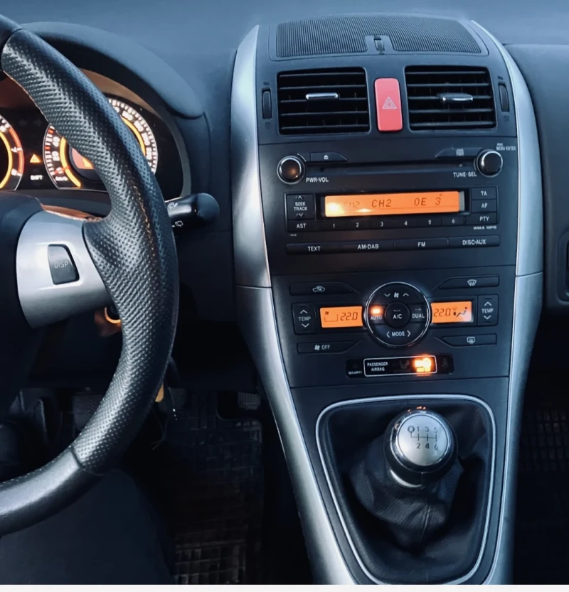 Toyota Auris 1.33 VVT, снимка 4 - Автомобили и джипове - 53430669