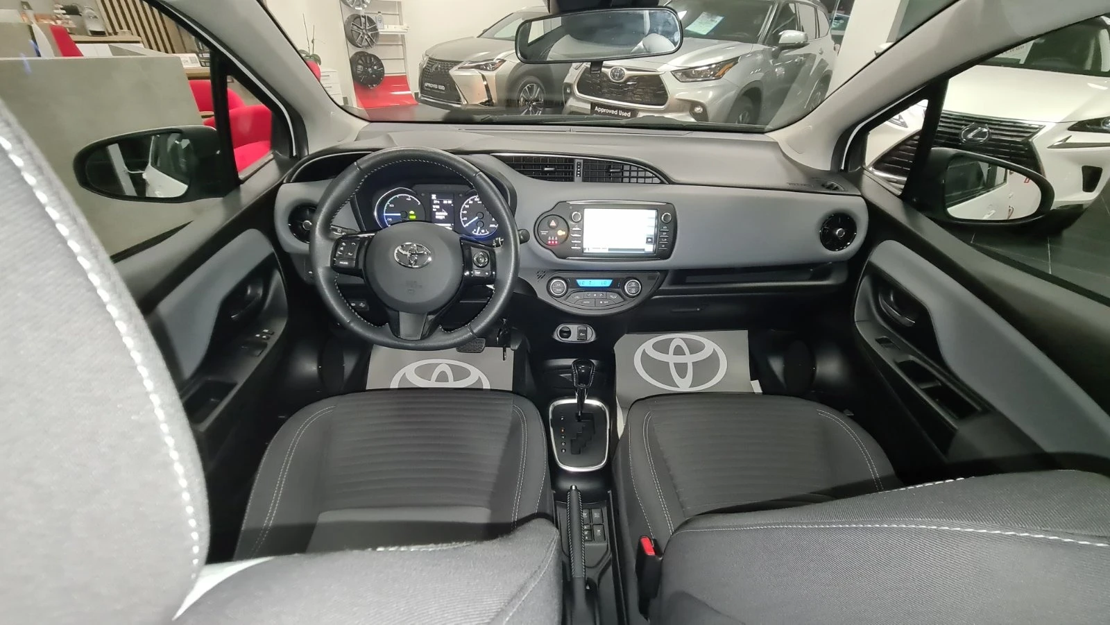 Toyota Yaris 1.5 HSD TERRA - изображение 9