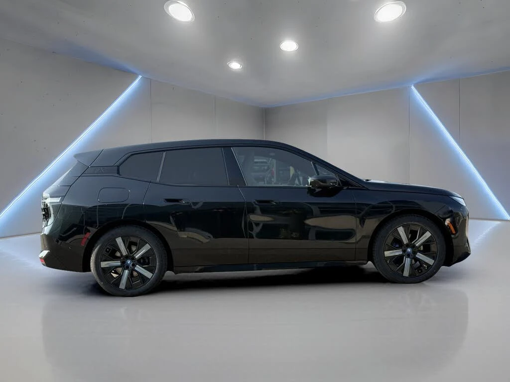 BMW iX XDRIVE50 M PKG| SKYLOUNGE| HARMAN| SOFT CLOSE| HU, снимка 2 - Автомобили и джипове - 55902966