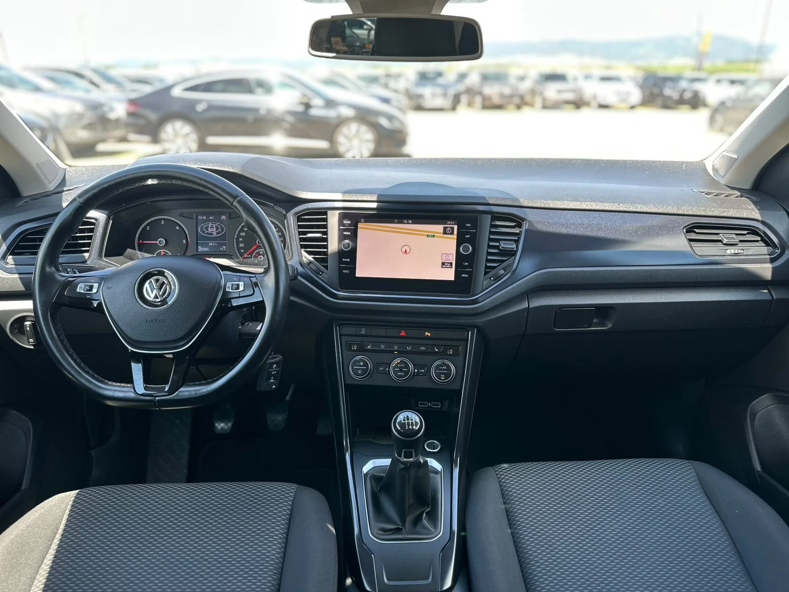 VW T-Roc / 1.6TDI / EURO 6 / NAVI / TOP /, снимка 12 - Автомобили и джипове - 55012057