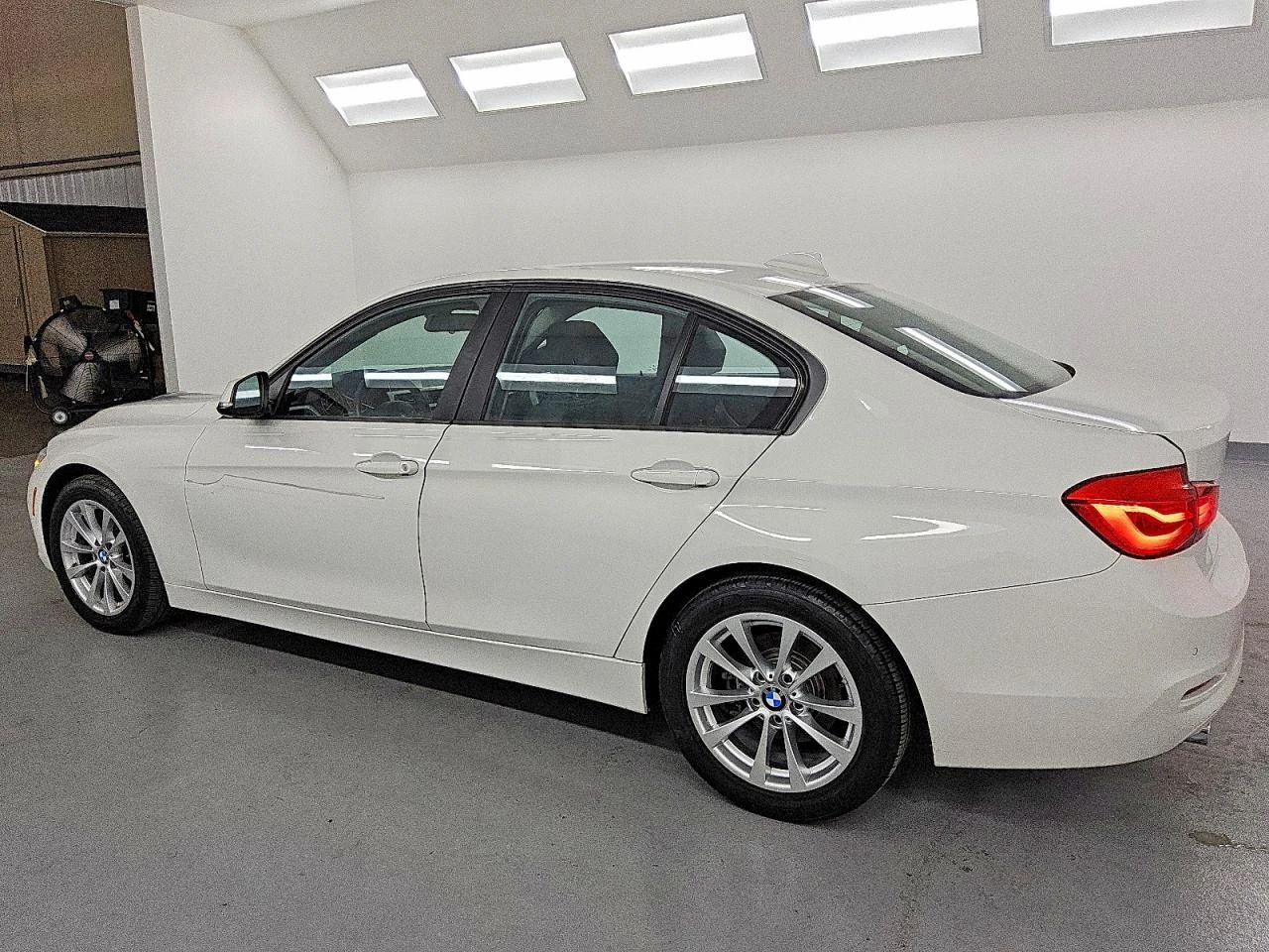 BMW 320 Подгреви* Комфорт салон* Камера* Клип на мотора - изображение 2