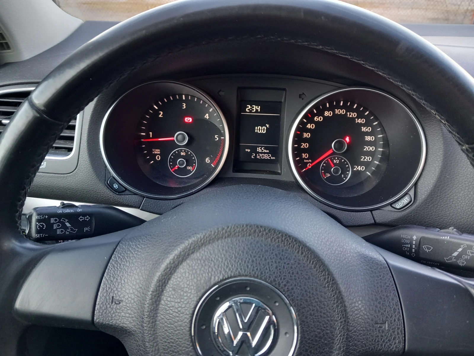 VW Golf 1.6TDI 2012г климатик, снимка 13 - Автомобили и джипове - 53754033