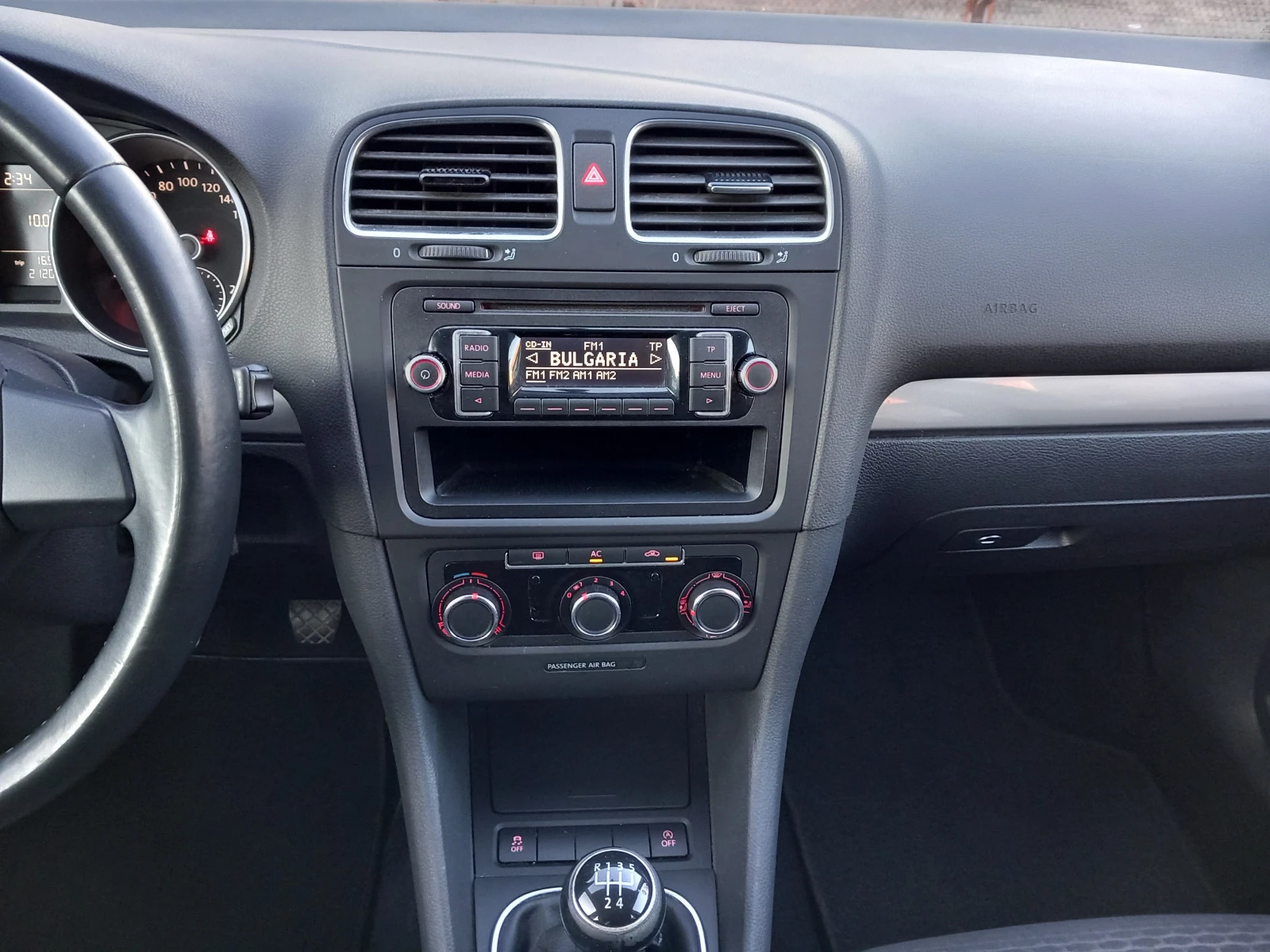 VW Golf 1.6TDI 2012г климатик, снимка 12 - Автомобили и джипове - 53754033