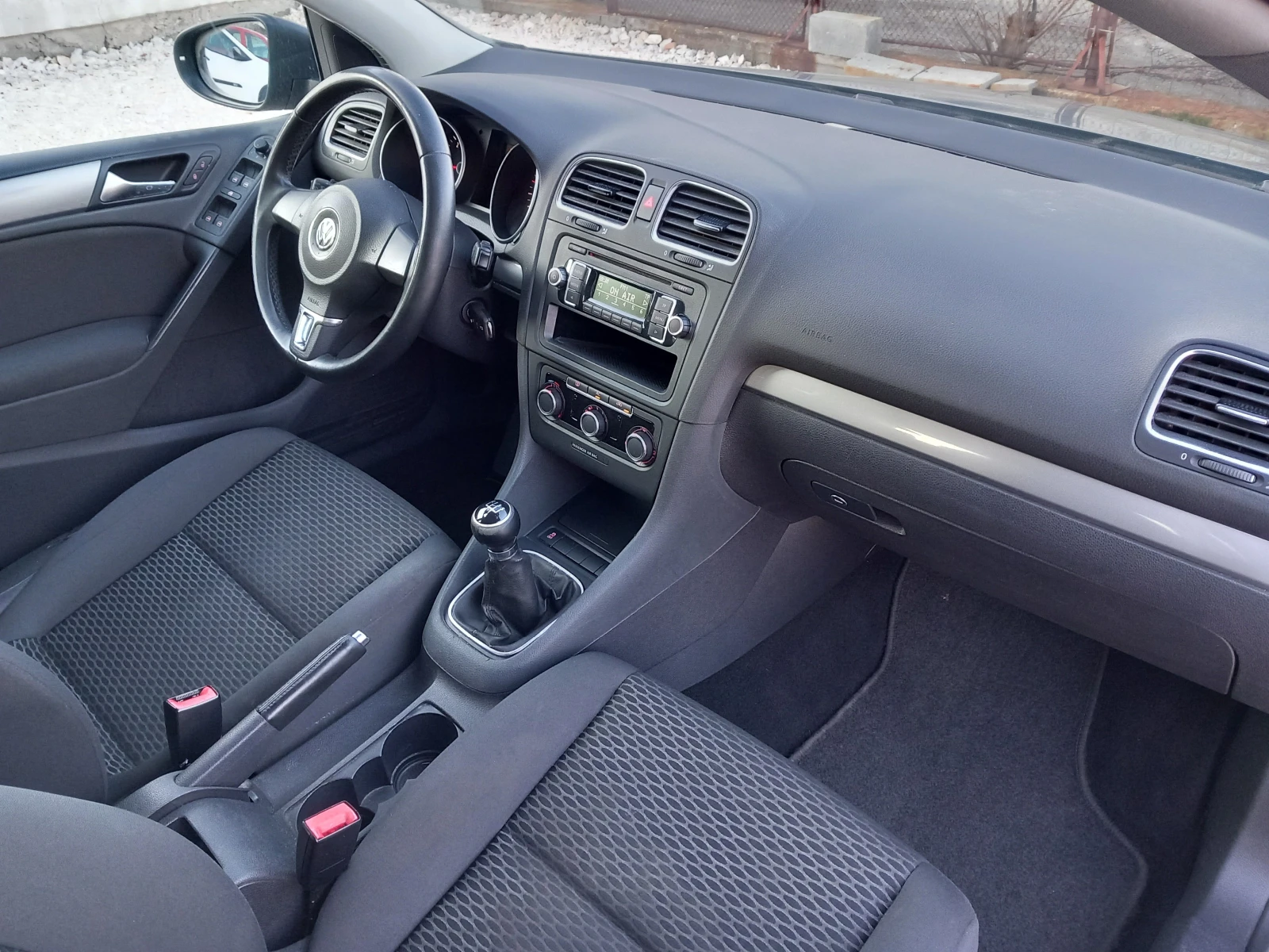 VW Golf 1.6TDI 2012г климатик, снимка 11 - Автомобили и джипове - 53754033