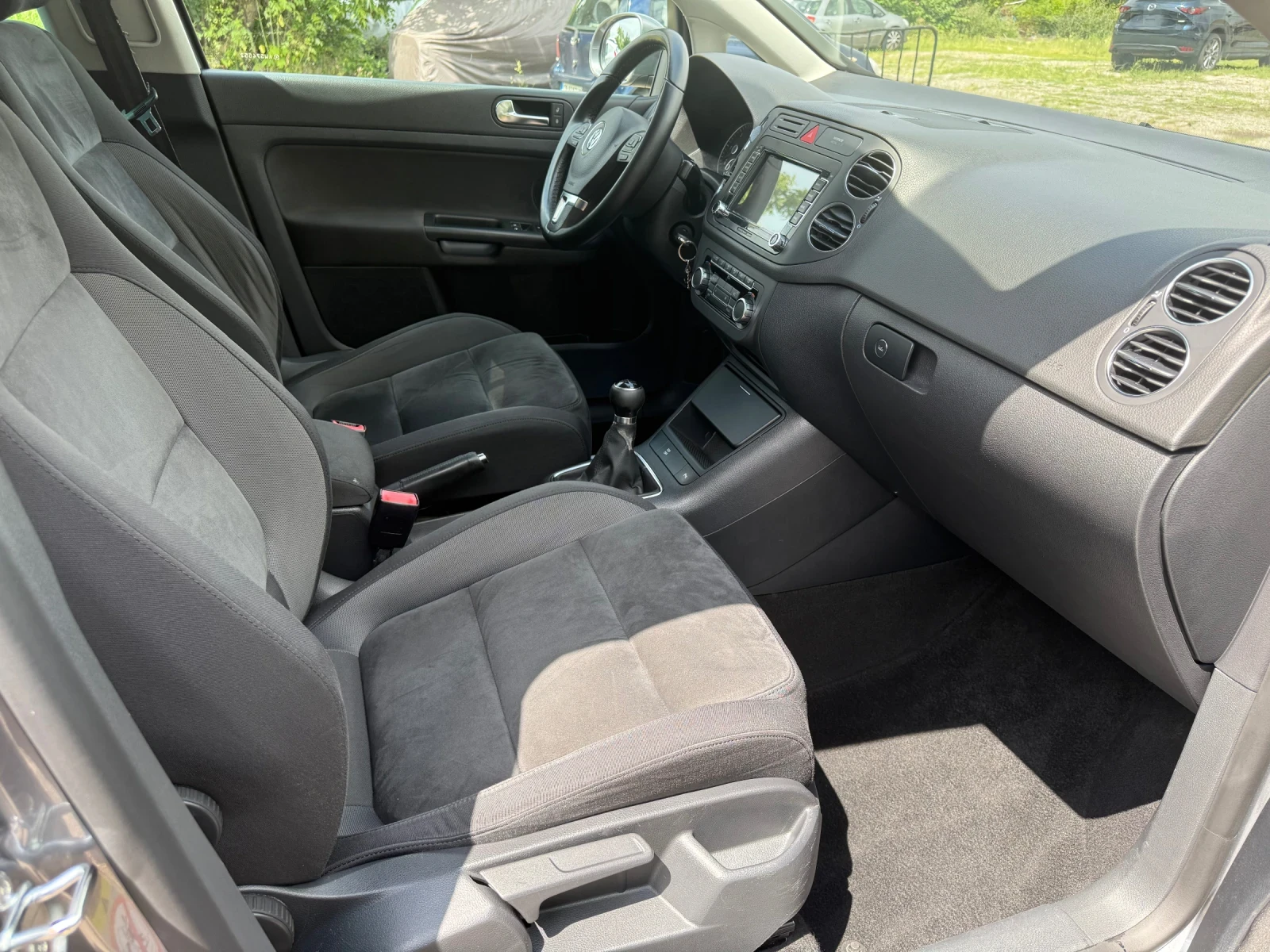 VW Golf Plus 1.6 TDI-Navi-Highline-105k.c, снимка 13 - Автомобили и джипове - 54930849