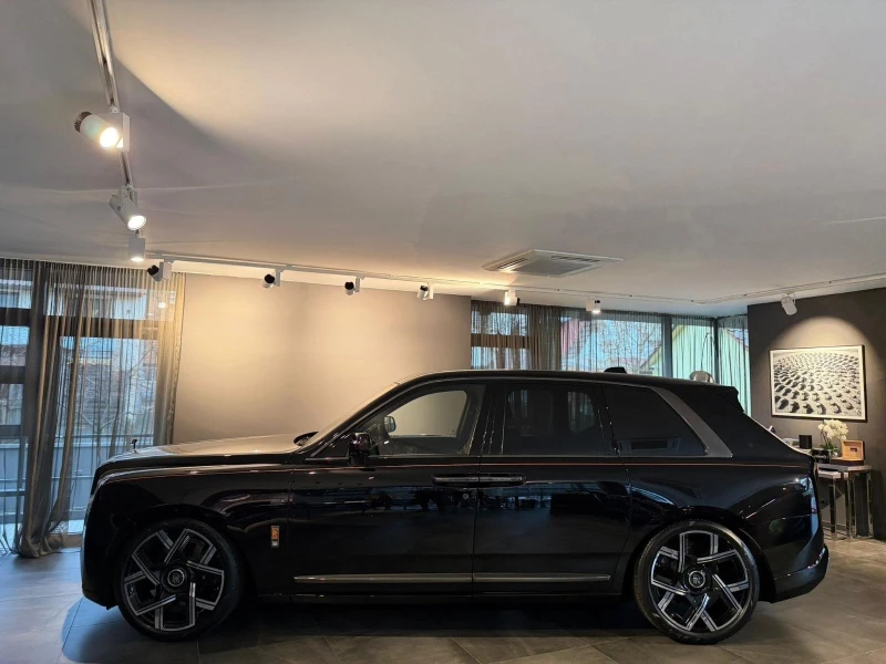 Rolls-Royce Cullinan BLACK BADGE/FACELIFT/BESPOKE/SHOOTING STAR/TV/, снимка 4 - Автомобили и джипове - 52823918