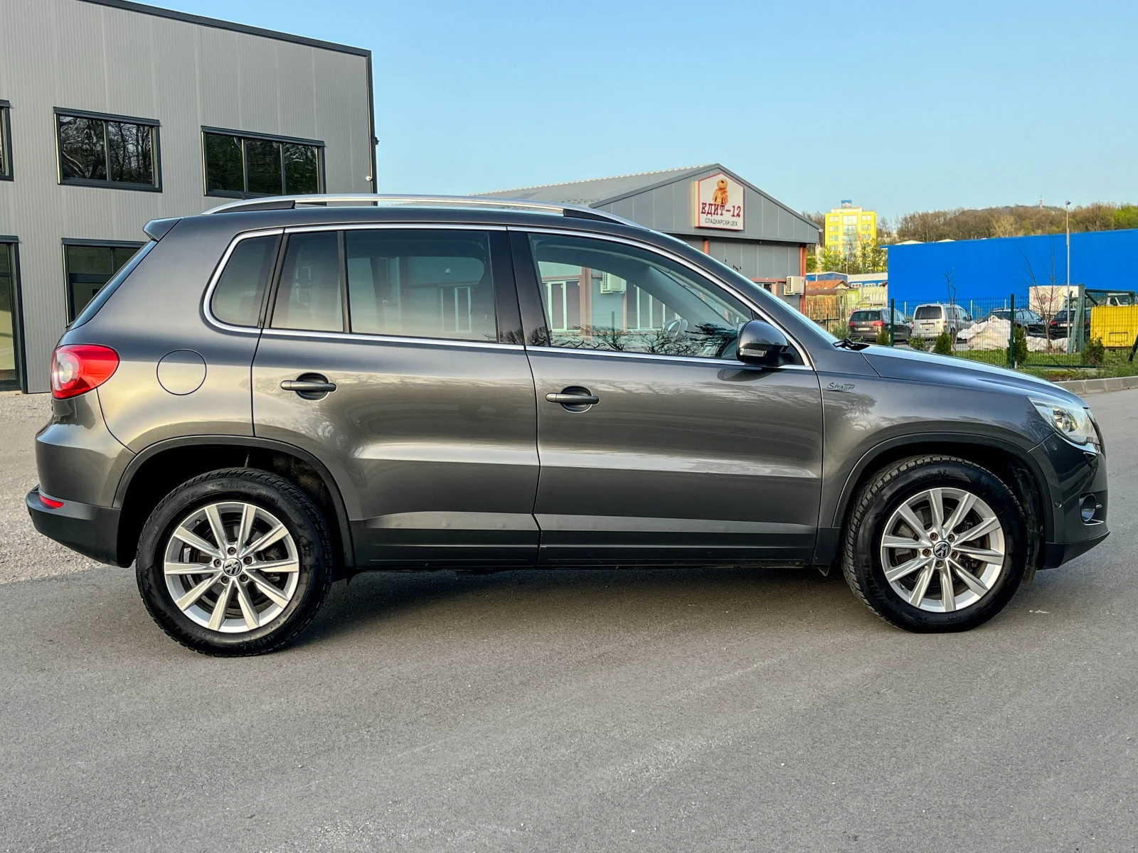 VW Tiguan 2.0TDI* КАТО НОВ* ОБСЛУЖЕН*  - изображение 7