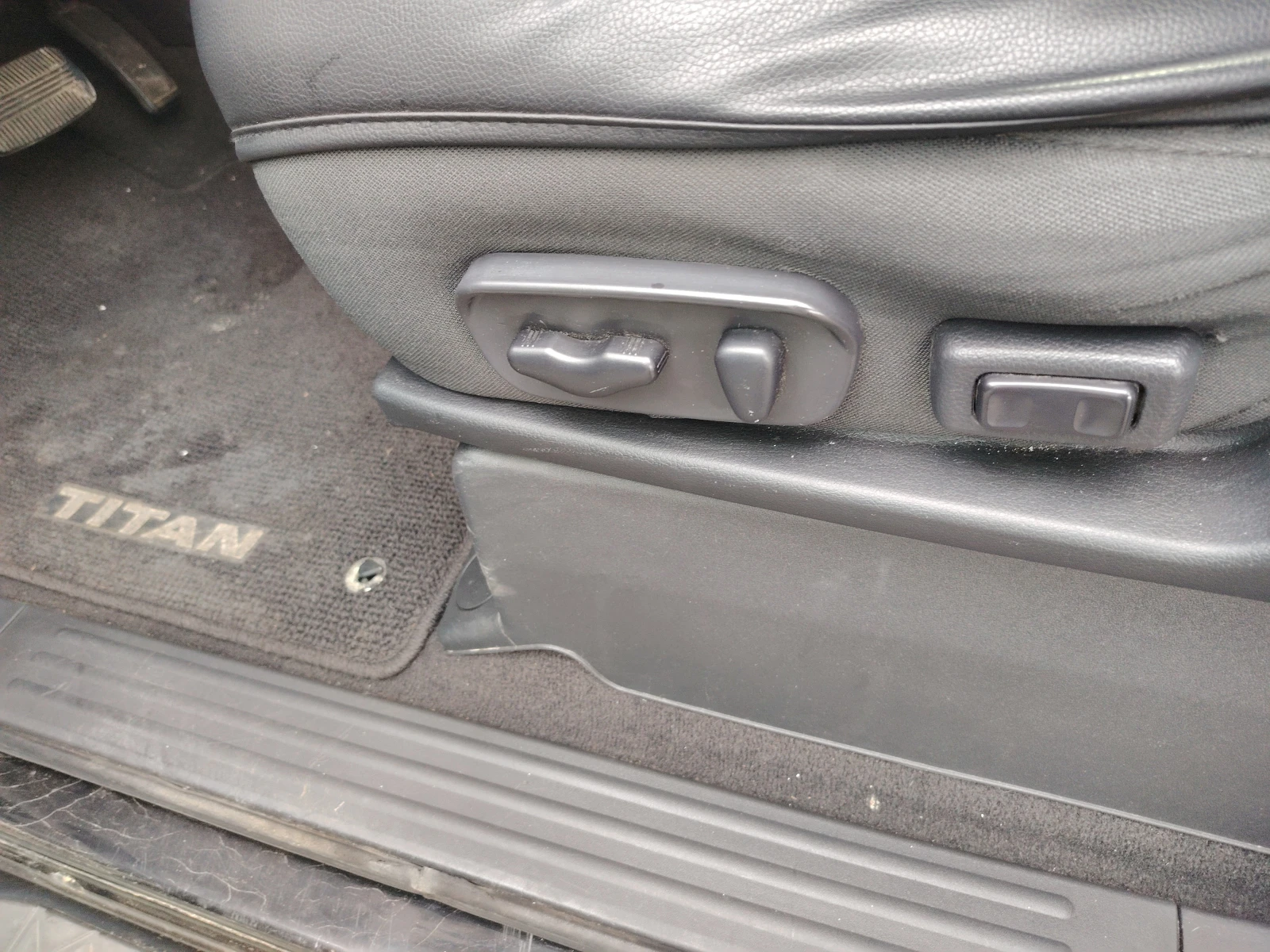 Nissan Titan crew cab 5.6 SV, снимка 11 - Автомобили и джипове - 53915727