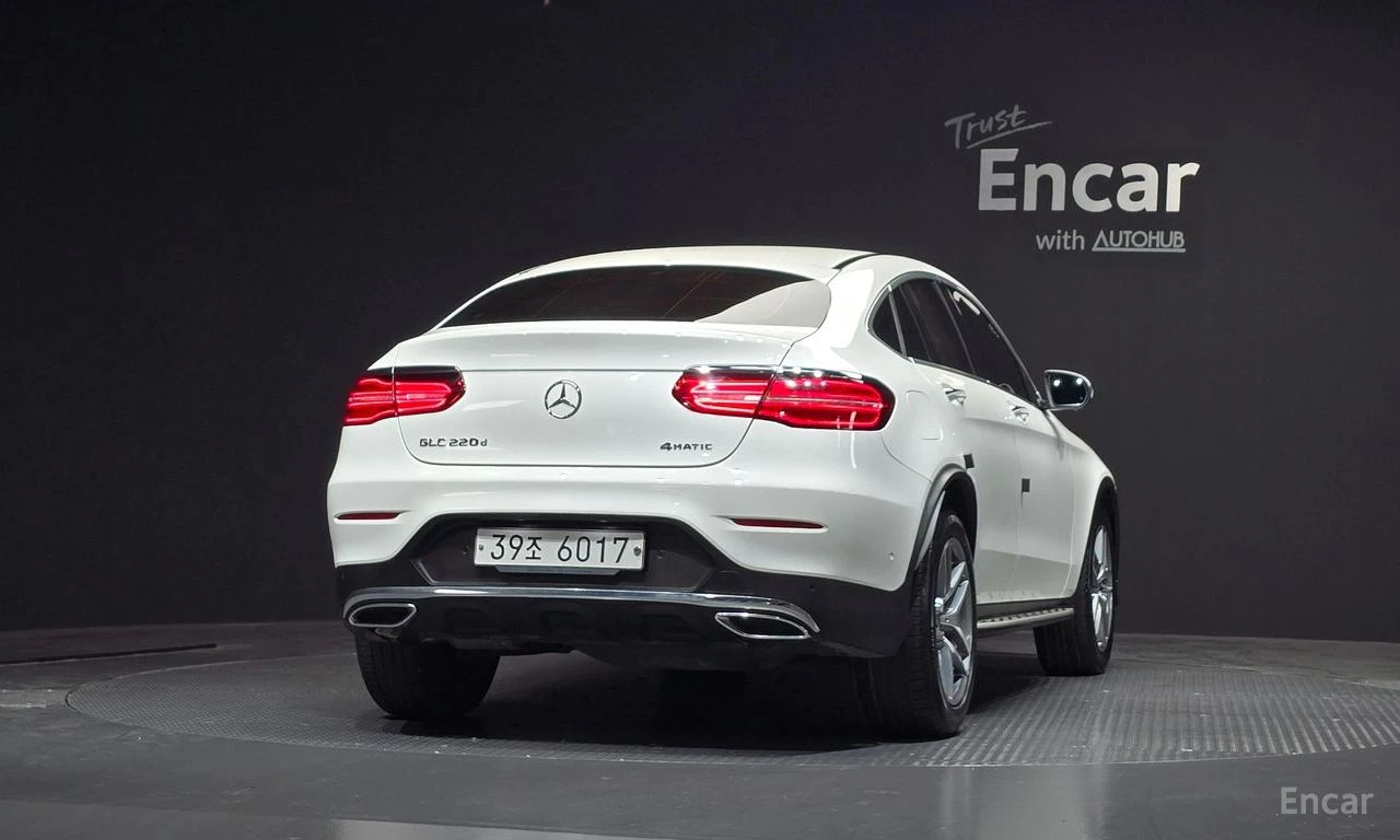 Mercedes-Benz GLC 220 * 4MATIC* COUPE* AMG* КОЖА* ПОДГРЕВ* ШИБИДАХ* КАМЕ, снимка 4 - Автомобили и джипове - 54460370