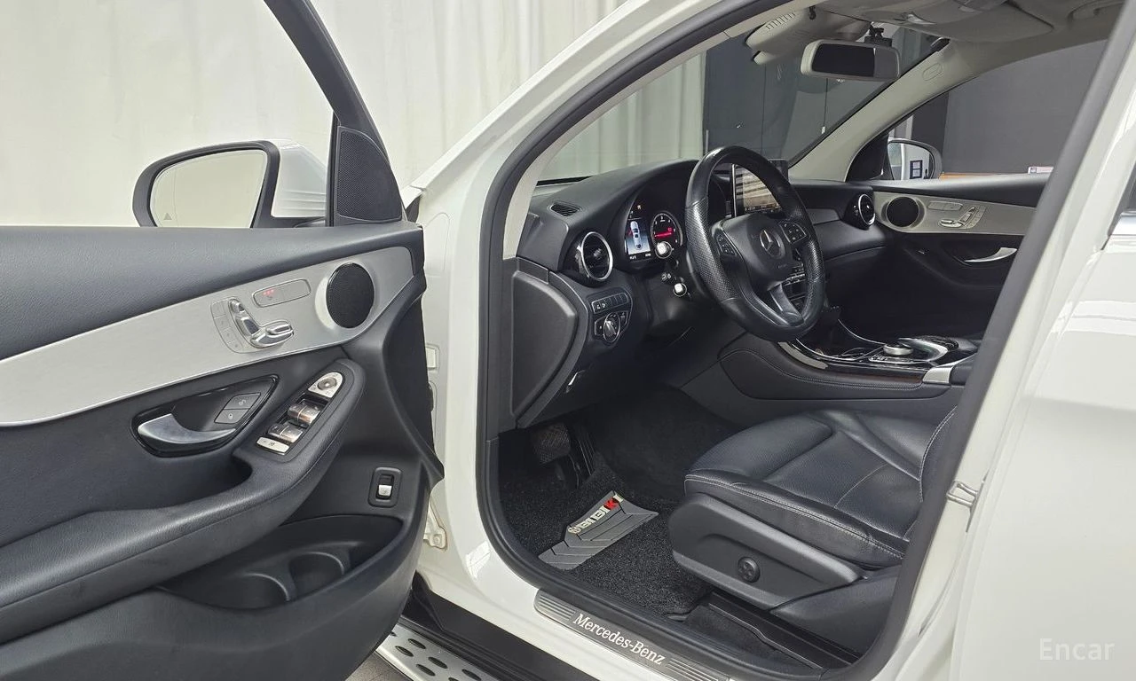 Mercedes-Benz GLC 220 * 4MATIC* COUPE* AMG* КОЖА* ПОДГРЕВ* ШИБИДАХ* КАМЕ, снимка 9 - Автомобили и джипове - 54460370