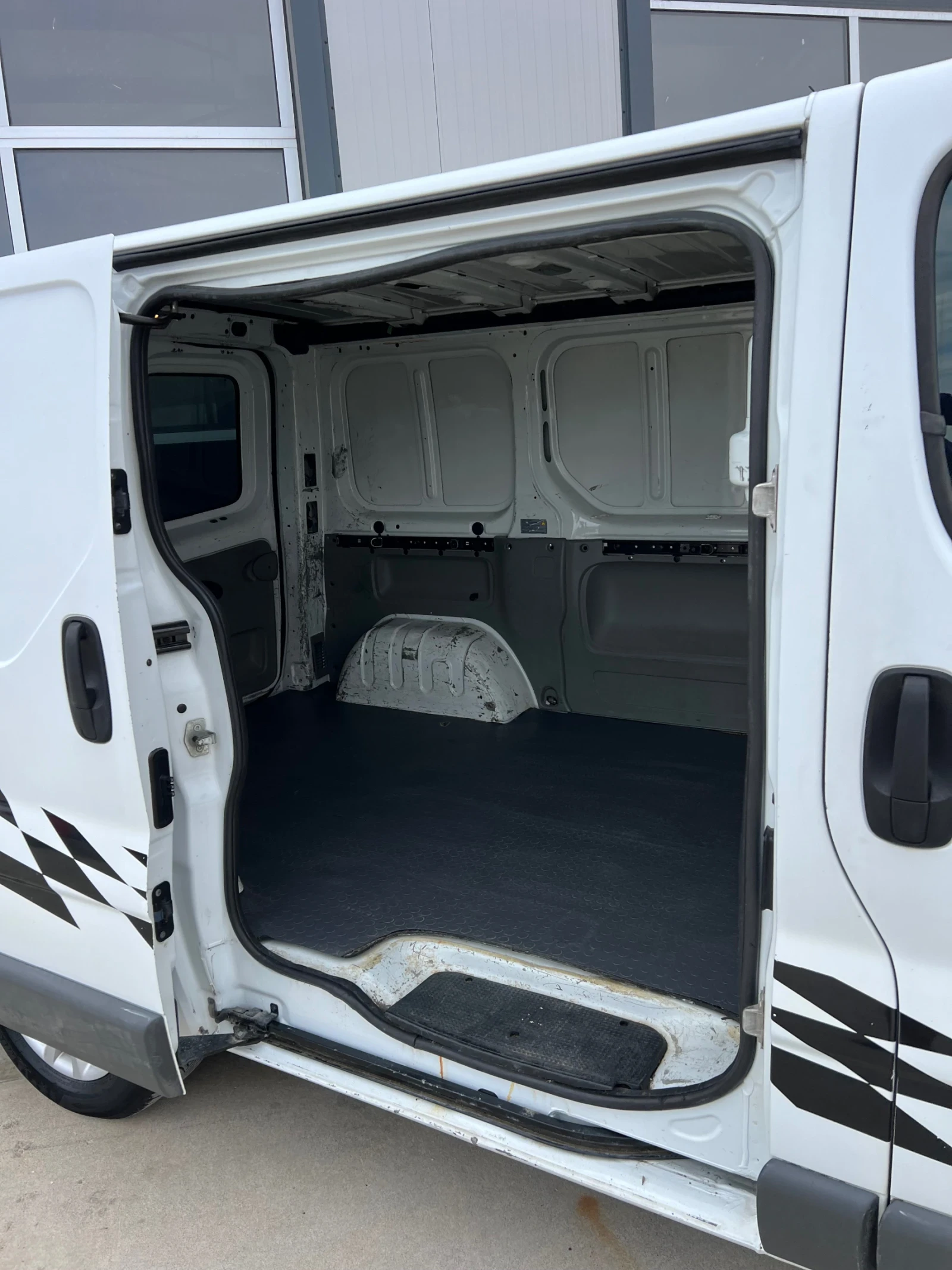 Opel Vivaro 1.9cdti, снимка 6 - Бусове и автобуси - 55407095