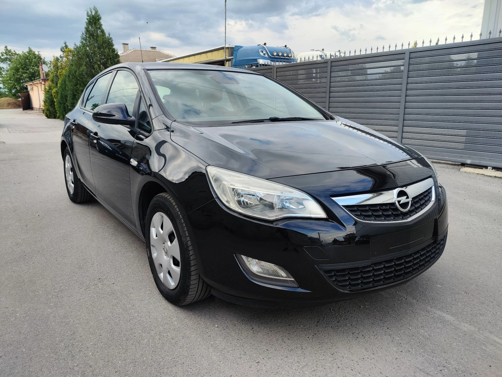 Opel Astra 1.4i 16v 100кс. Евро5 - изображение 2