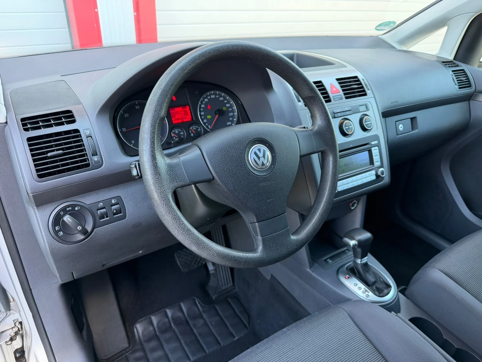 VW Touran 1.9TDI AUTOMATIK DSG KLIMATRONIK ЛИЗИНГ!!!, снимка 13 - Автомобили и джипове - 55467076