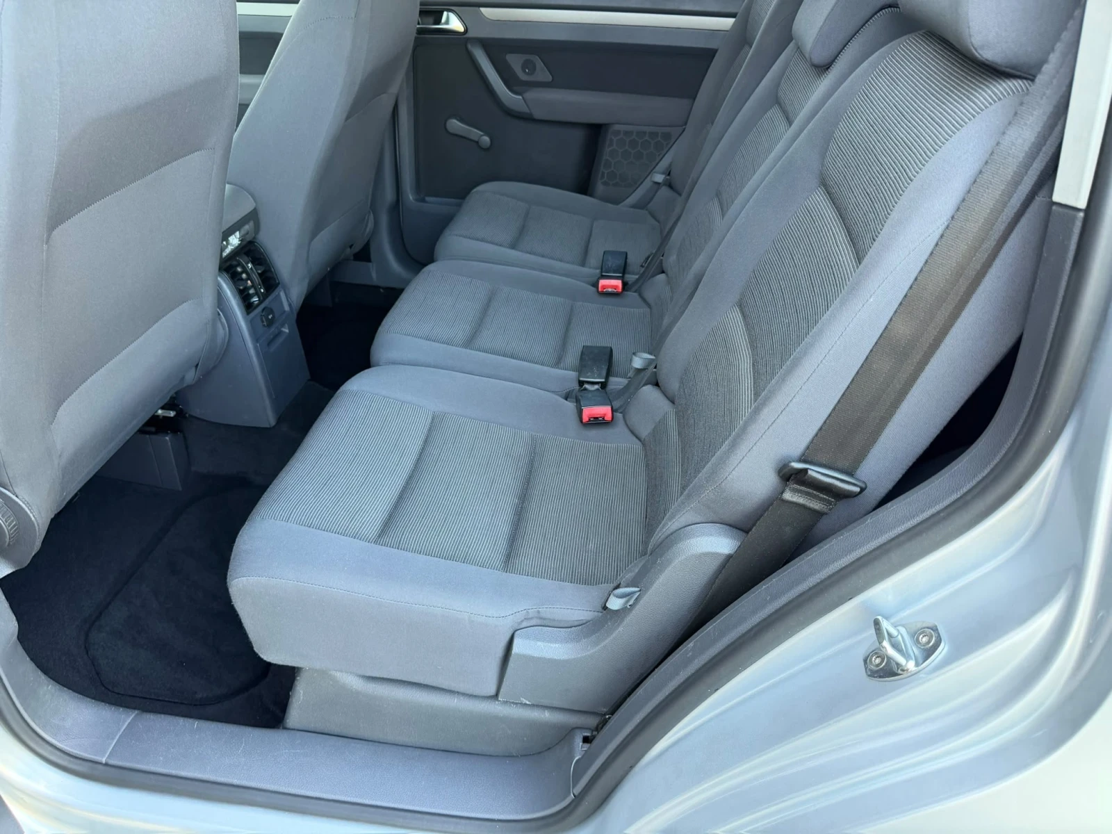 VW Touran 1.9TDI AUTOMATIK DSG KLIMATRONIK ЛИЗИНГ!!!, снимка 16 - Автомобили и джипове - 55467076