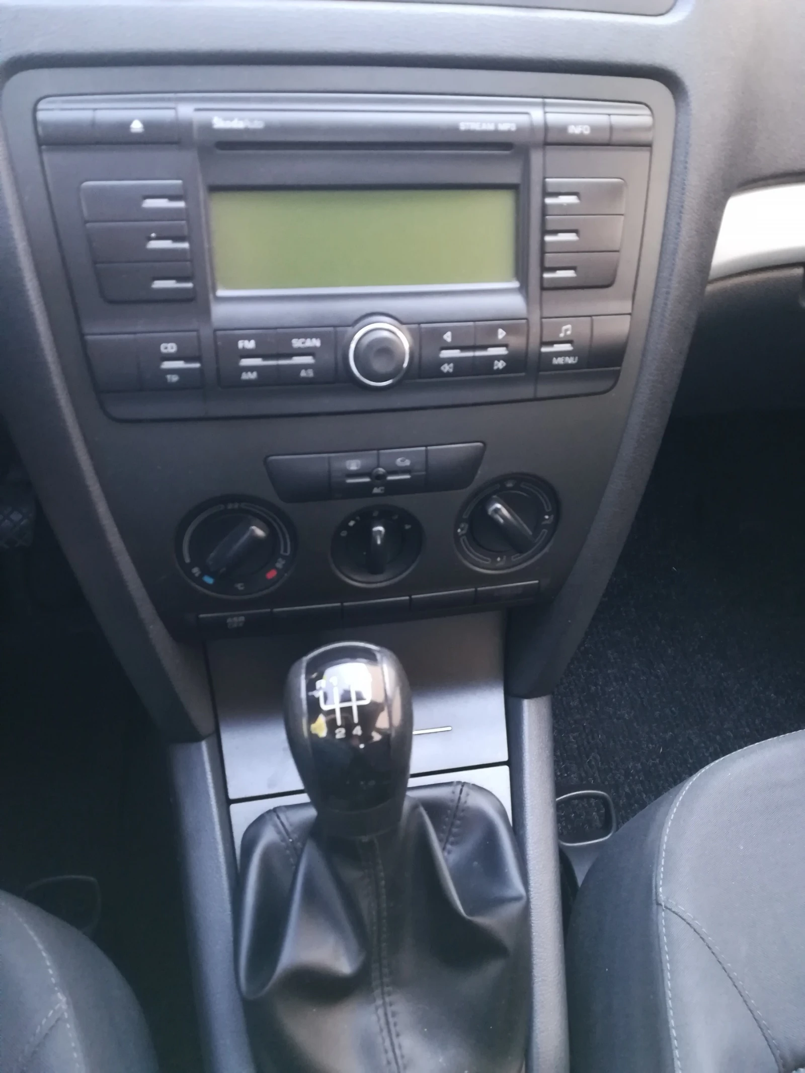 Skoda Octavia 1.6 MPI , снимка 11 - Автомобили и джипове - 55950380