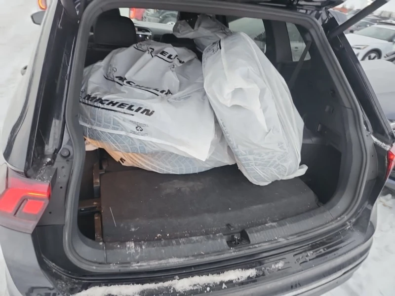 VW Tiguan R LINE* HIGHLINE * CARFAX * Втори чифт гуми, снимка 13 - Автомобили и джипове - 53448431