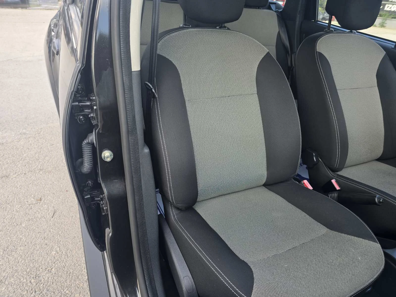 Dacia Duster 1.6i / КАТО НОВ, снимка 13 - Автомобили и джипове - 55321739