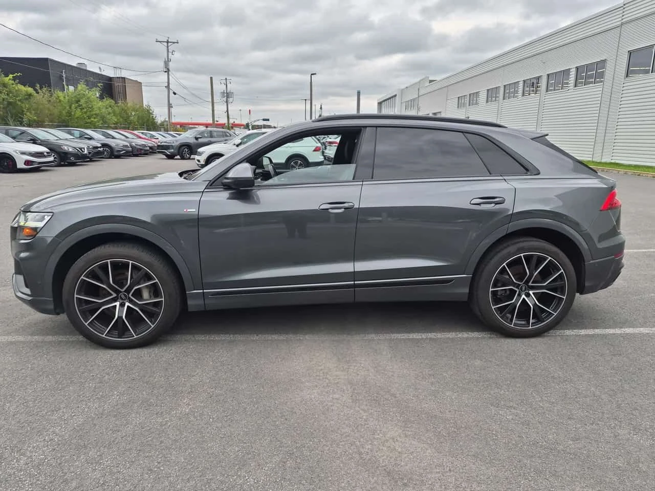 Audi Q8 PROGRESSIV S-LINE* ОБДУХВАНЕ* 360* CARFAX, снимка 2 - Автомобили и джипове - 55728907