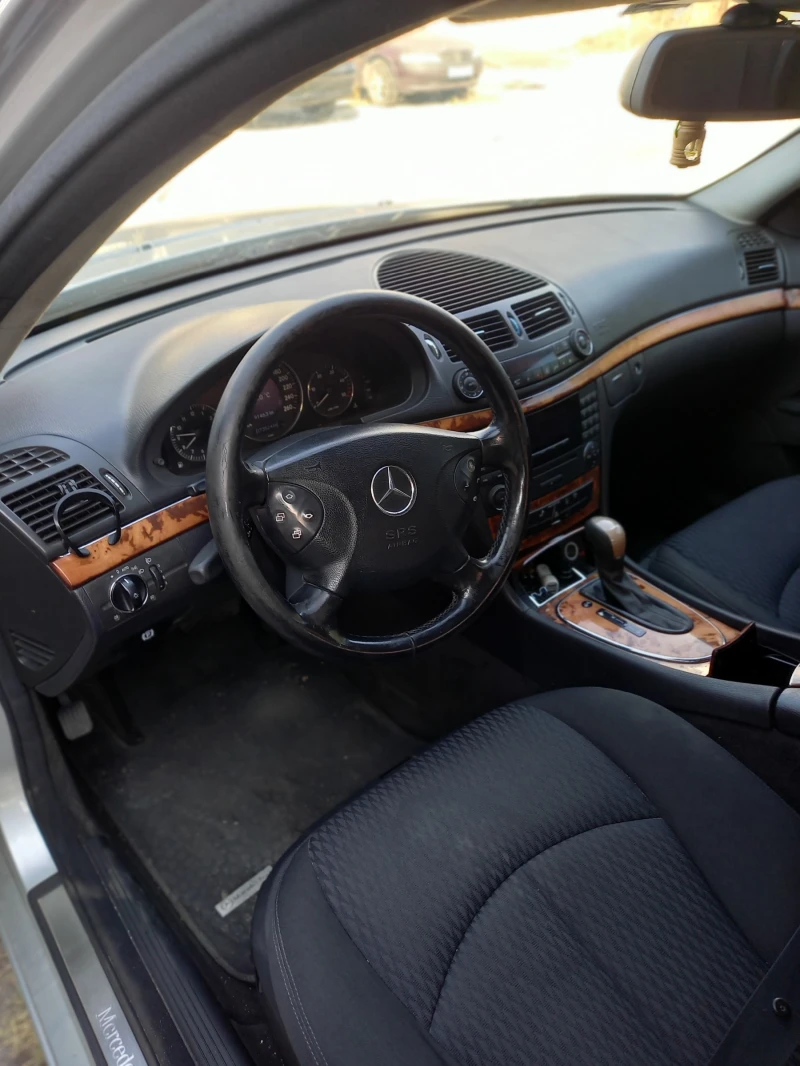 Mercedes-Benz E 220, снимка 6 - Автомобили и джипове - 47712347