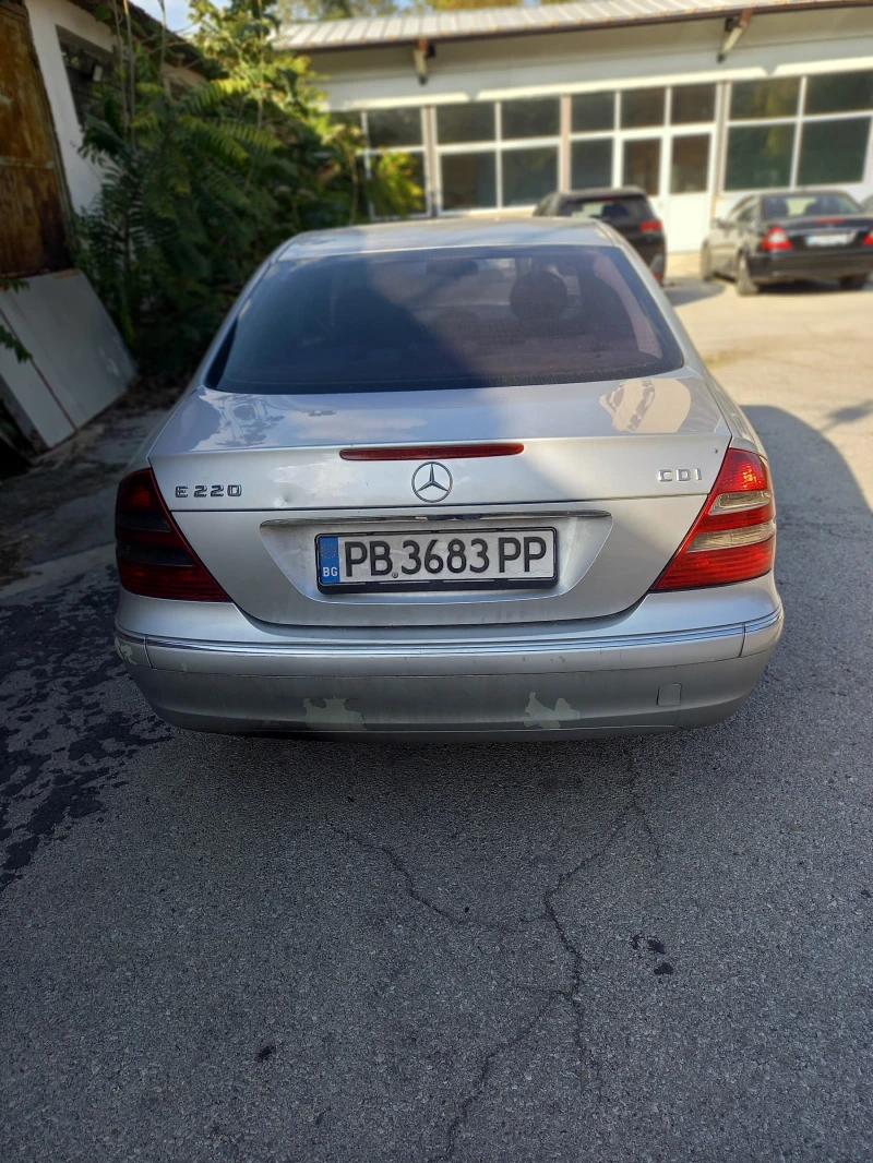 Mercedes-Benz E 220, снимка 4 - Автомобили и джипове - 47712347