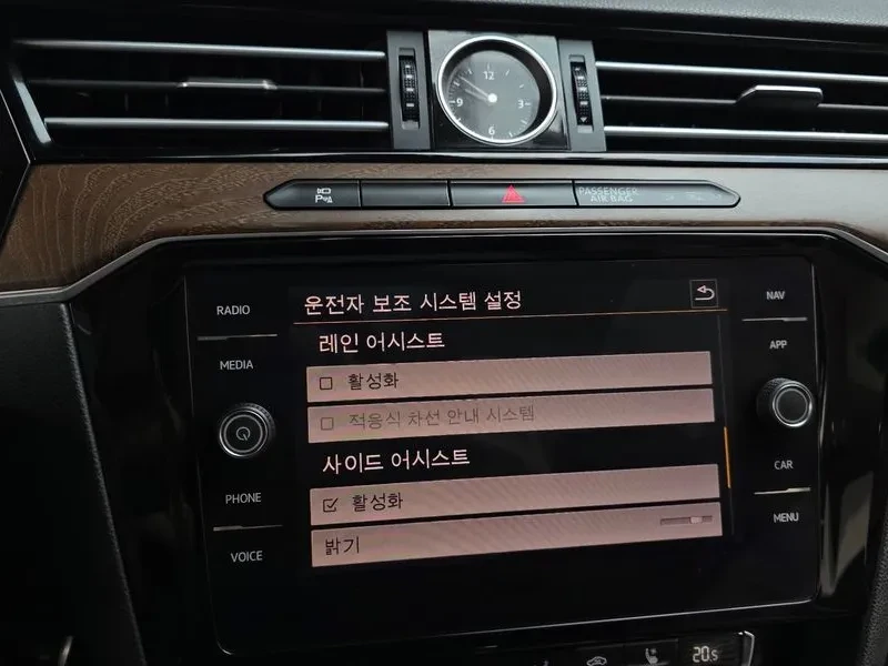 VW Passat 2.0 TDI, снимка 15 - Автомобили и джипове - 54299774