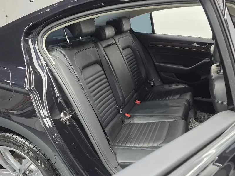 VW Passat 2.0 TDI, снимка 12 - Автомобили и джипове - 54299774