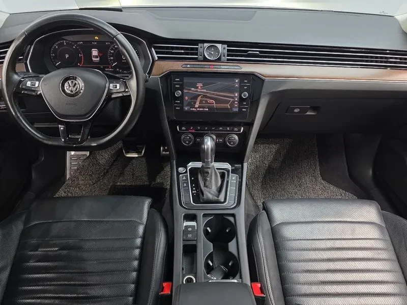 VW Passat 2.0 TDI, снимка 7 - Автомобили и джипове - 54299774