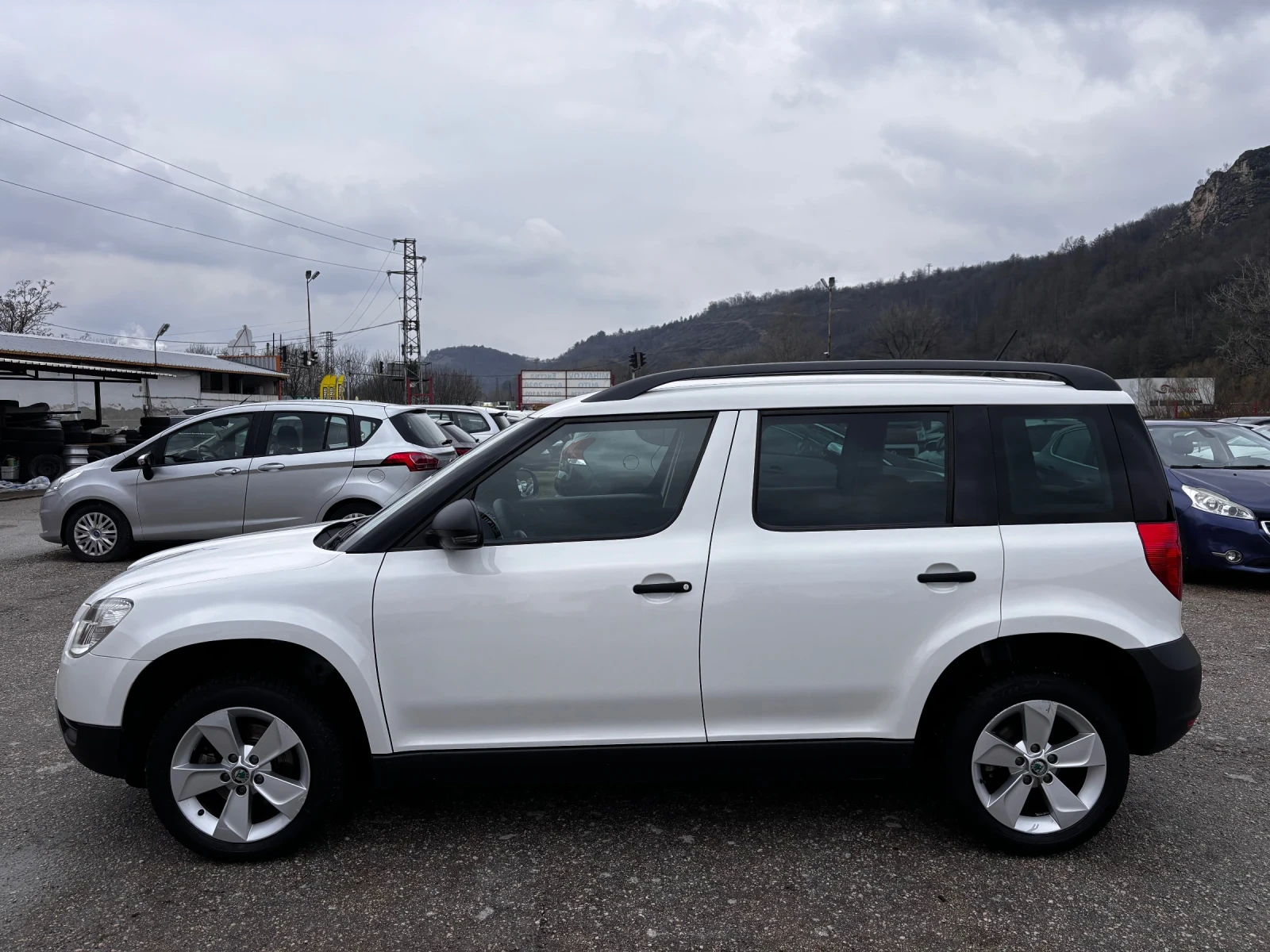 Skoda Yeti 1.6TDI NAVI/CAR PLAY/ЛЕТИ ДЖ./НОВ ВНОС, снимка 4 - Автомобили и джипове - 54140575