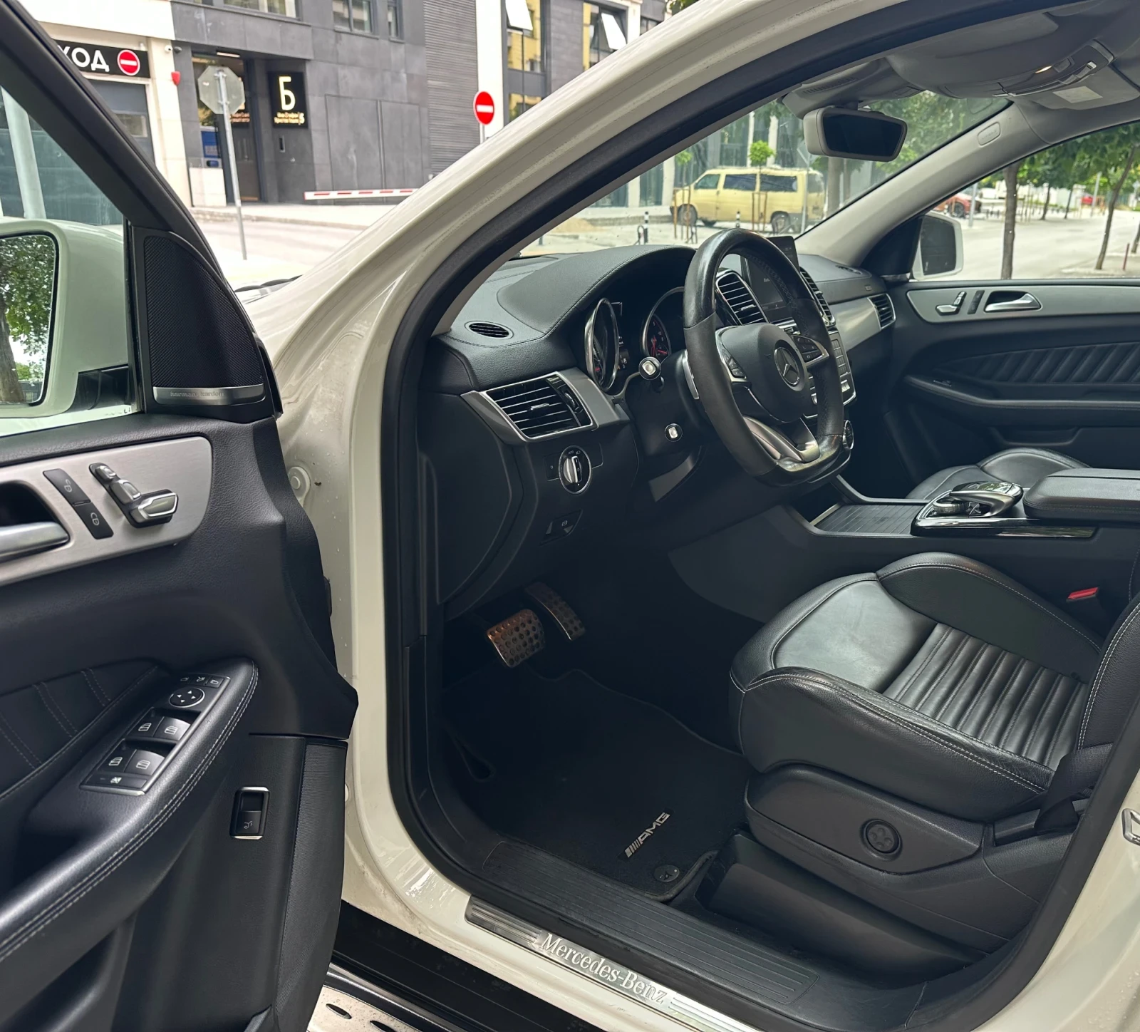 Mercedes-Benz GLE 350 COUPE/AMG/9G/ВАКУУМ/ПАНОРАМА/HARMON KARDON/360* КА, снимка 8 - Автомобили и джипове - 55054955