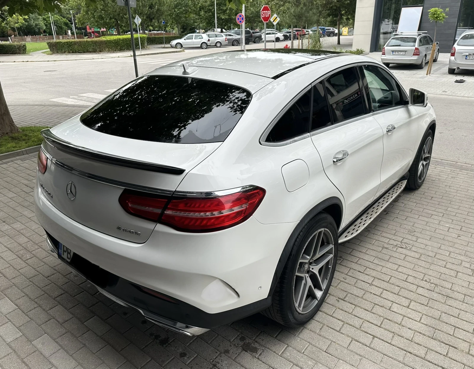 Mercedes-Benz GLE 350 COUPE/AMG/9G/ВАКУУМ/ПАНОРАМА/HARMON KARDON/360* КА, снимка 4 - Автомобили и джипове - 55054955