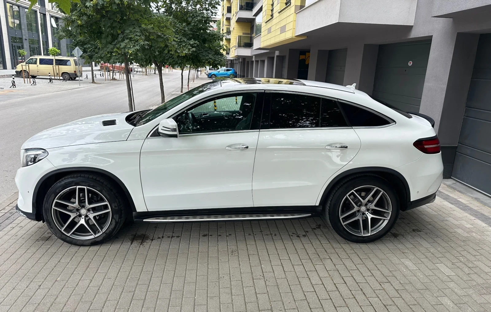 Mercedes-Benz GLE 350 COUPE/AMG/9G/ВАКУУМ/ПАНОРАМА/HARMON KARDON/360* КА, снимка 2 - Автомобили и джипове - 55054955