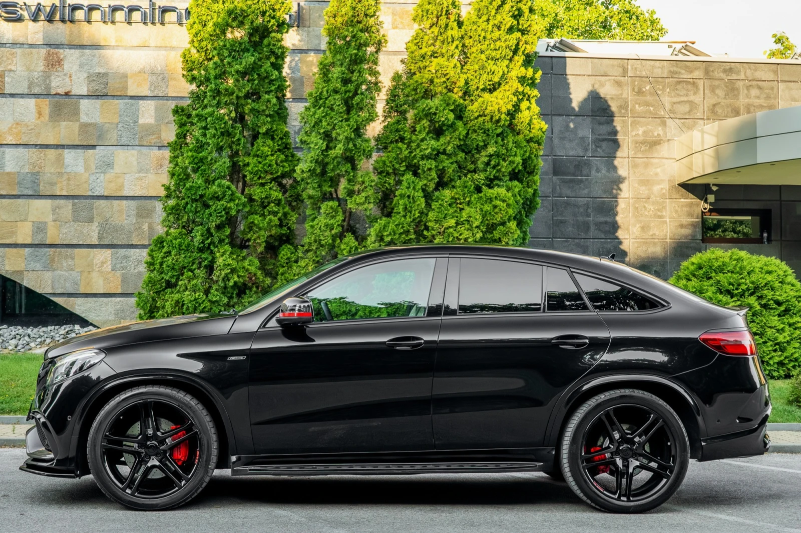 Mercedes-Benz GLE 43 AMG BI-TURBO* 450HP* DESIGN SELECTION* 360CAM* HARMAN*, снимка 2 - Автомобили и джипове - 55399307