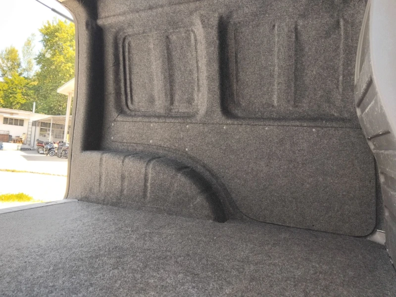 VW Caddy 1.6 TDI, снимка 14 - Автомобили и джипове - 52357787