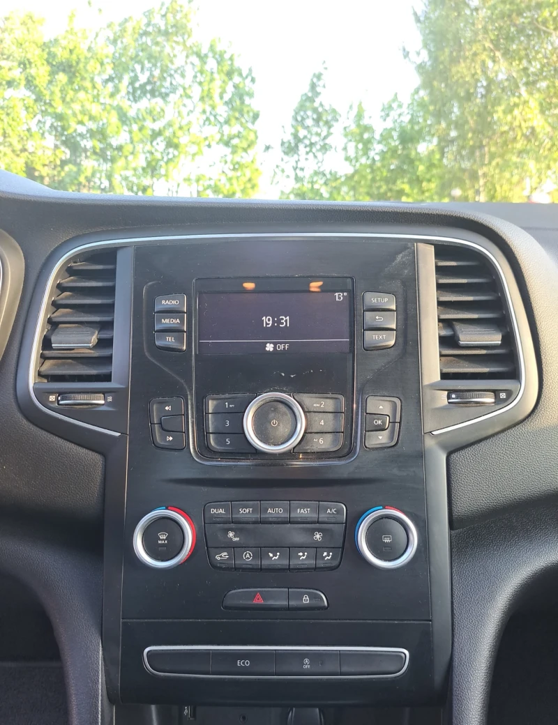 Renault Megane 1.5 tdi Sedan mt, снимка 9 - Автомобили и джипове - 52138558