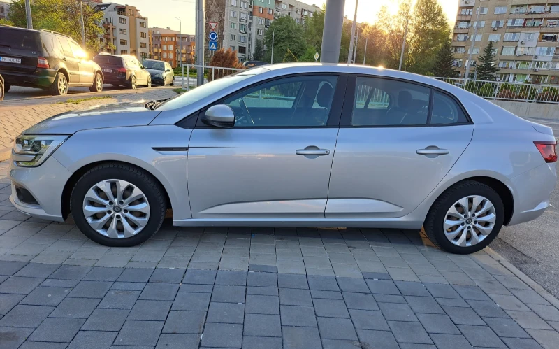 Renault Megane 1.5 tdi Sedan mt, снимка 6 - Автомобили и джипове - 52138558