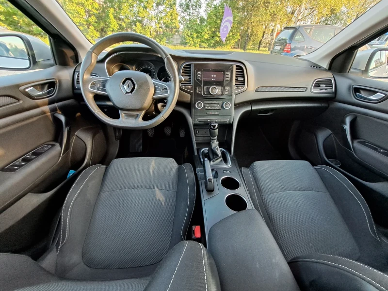 Renault Megane 1.5 tdi Sedan mt, снимка 8 - Автомобили и джипове - 52138558