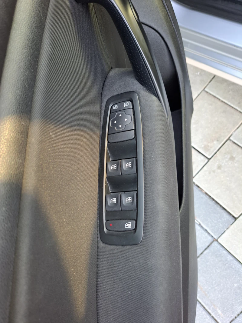 Renault Megane 1.5 tdi Sedan mt, снимка 10 - Автомобили и джипове - 52138558