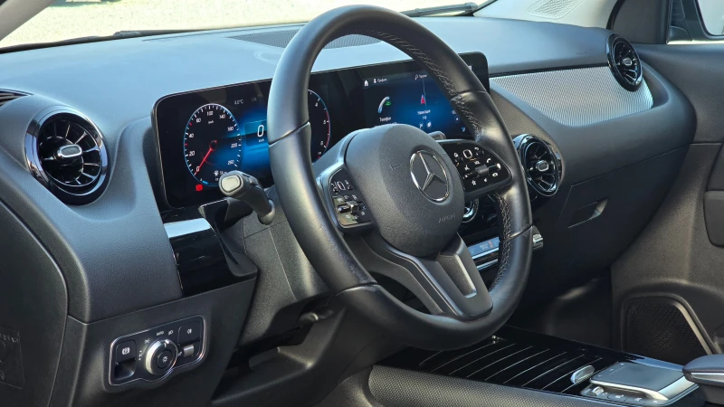 Mercedes-Benz GLA 180 * LED* 8G Tronic* Камера* , снимка 7 - Автомобили и джипове - 52851605