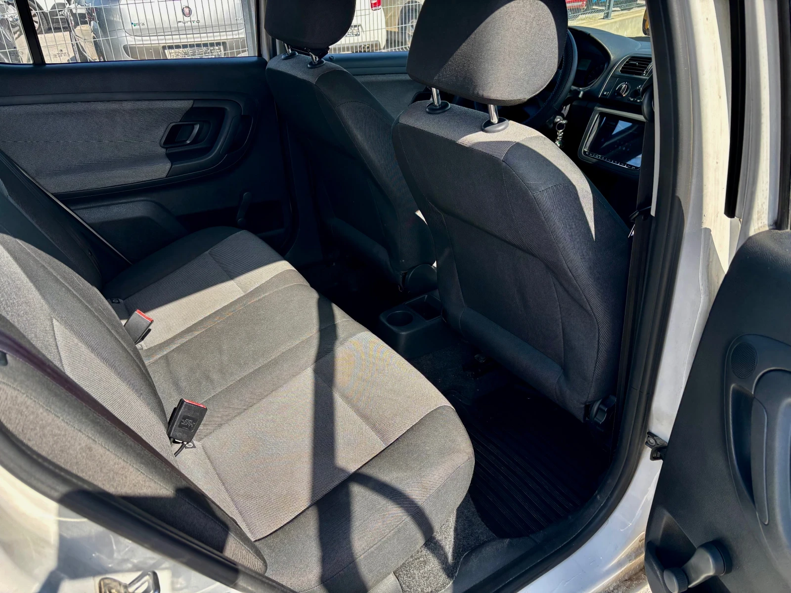 Skoda Fabia, снимка 5 - Автомобили и джипове - 53851947