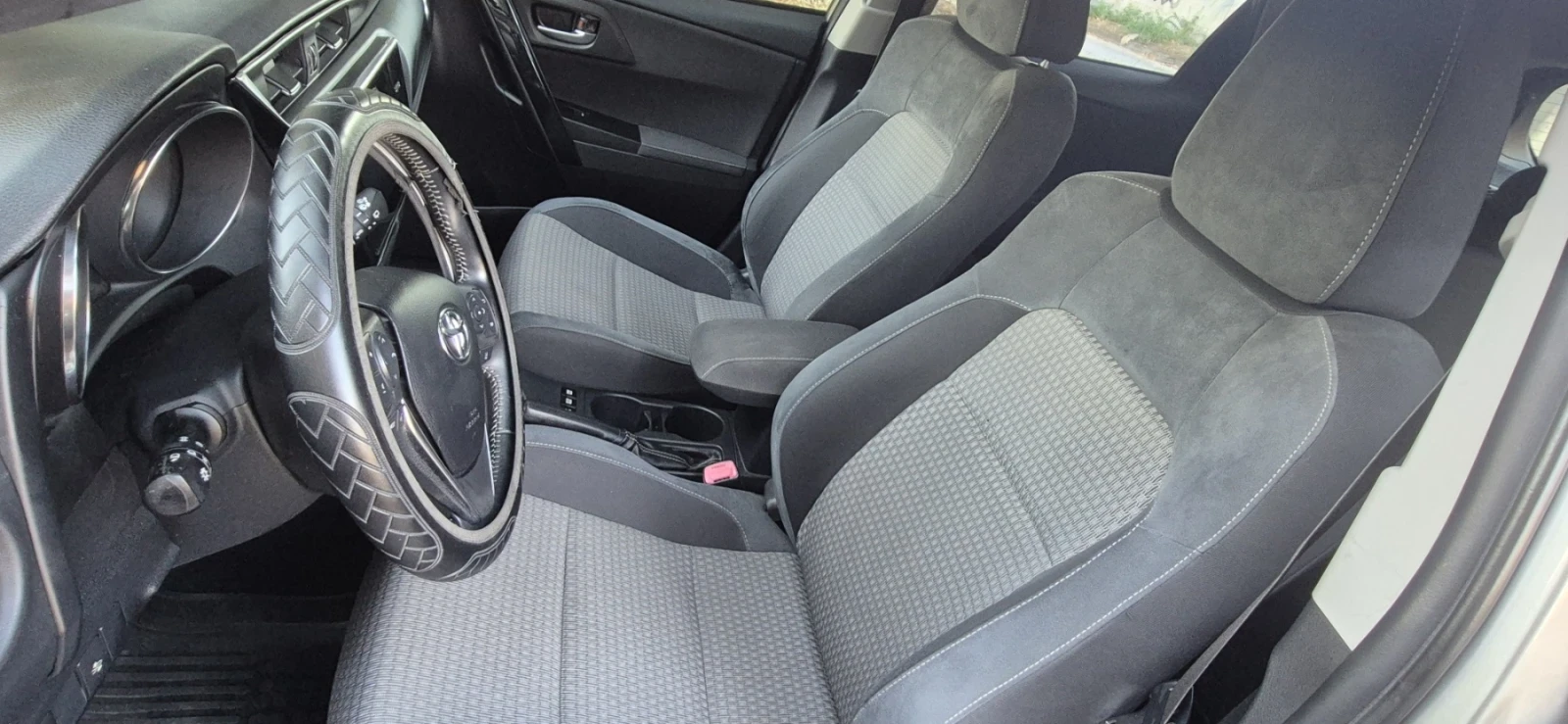 Toyota Auris, снимка 5 - Автомобили и джипове - 56156565