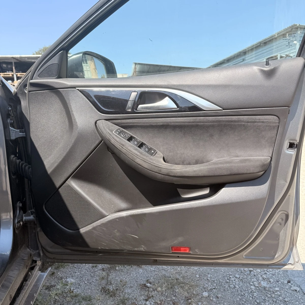 Кора на предна дясна врата Infiniti Q30 2016 80900-5DA0A