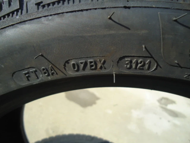 Гуми Зимни 225/45R17, снимка 3 - Гуми и джанти - 39015547