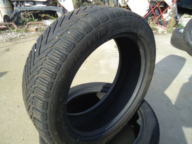 Гуми Зимни 225/45R17, снимка 2 - Гуми и джанти - 39015547