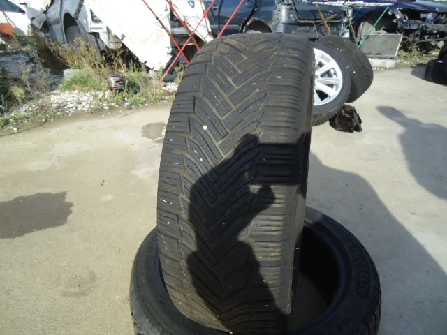 Гуми Зимни 225/45R17, снимка 1 - Гуми и джанти - 39015547